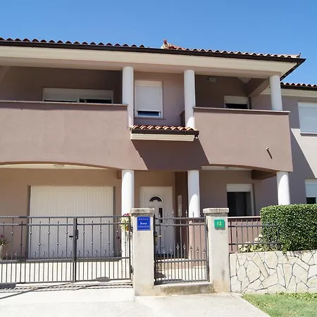 Ema 아파트 풀라